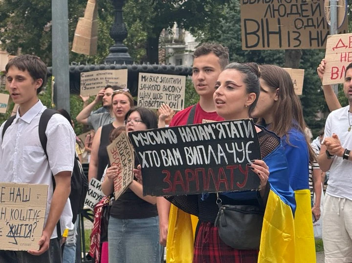 Акція на підтримку Михайла Федорова на площі Франка у Києві 21 липня 2026 року: учасники тримають картонки із гаслами та