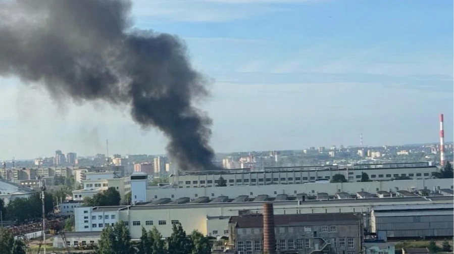 Супутниковий знімок «Авітеку» у Кірові з пробитим дахом цеху після удару ракети «Фламінго» 24 липня