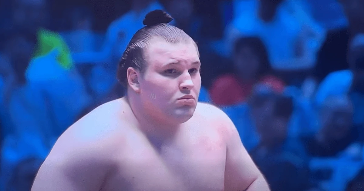 Данило Явгусишин (Аонішікі Арата) з Кубком Імператора після Nagoya Basho