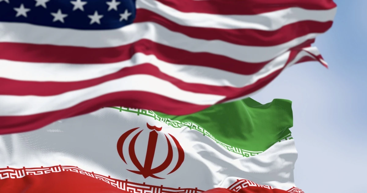 Президент США Дональд Трамп на тлі військової символіки протистояння з Іраном