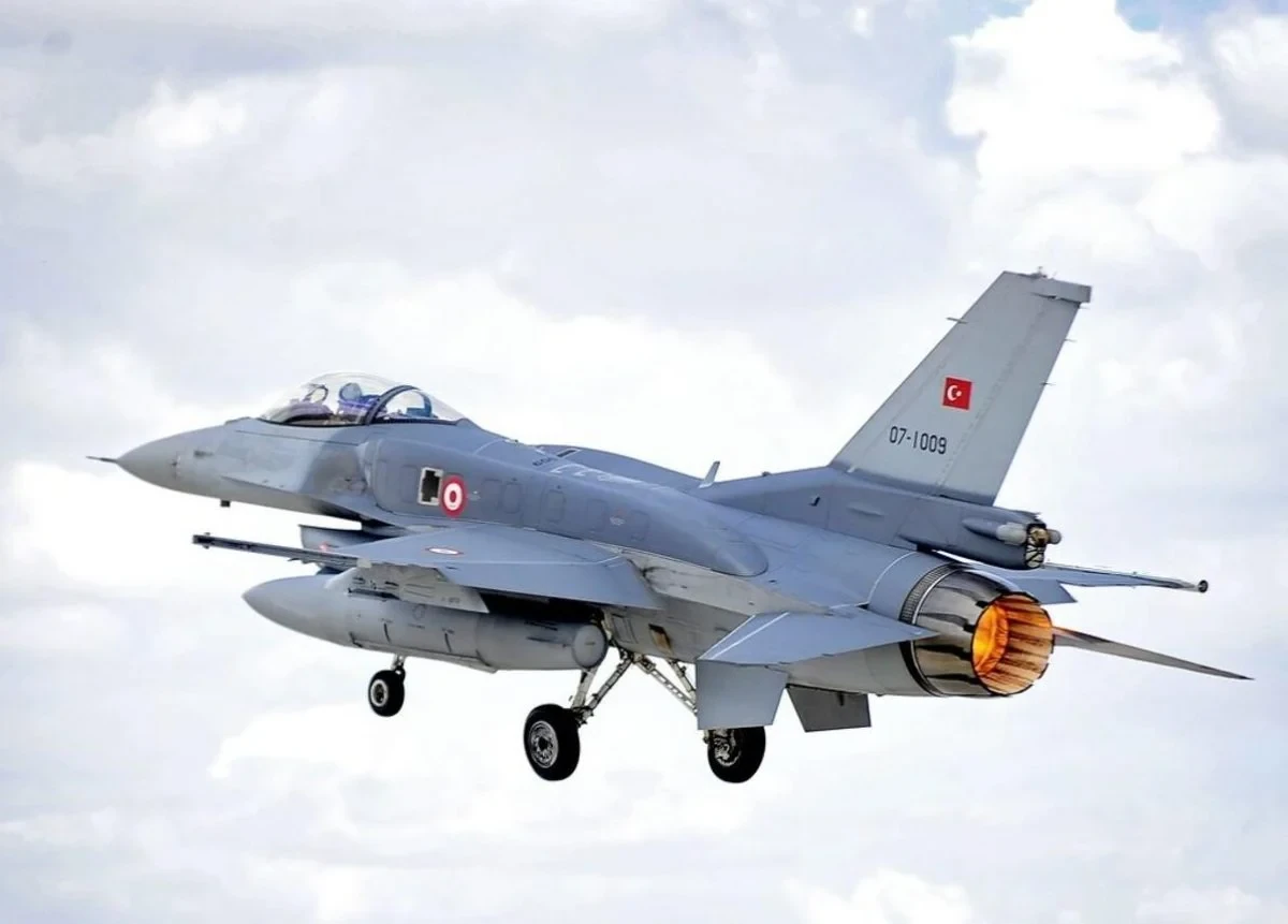 Турецький винищувач F-16 у повітрі