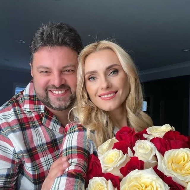 Архівне весільне фото Ірини Федишин та Віталія Човника: молодята у весільних вбраннях тримають у руках білих голубів