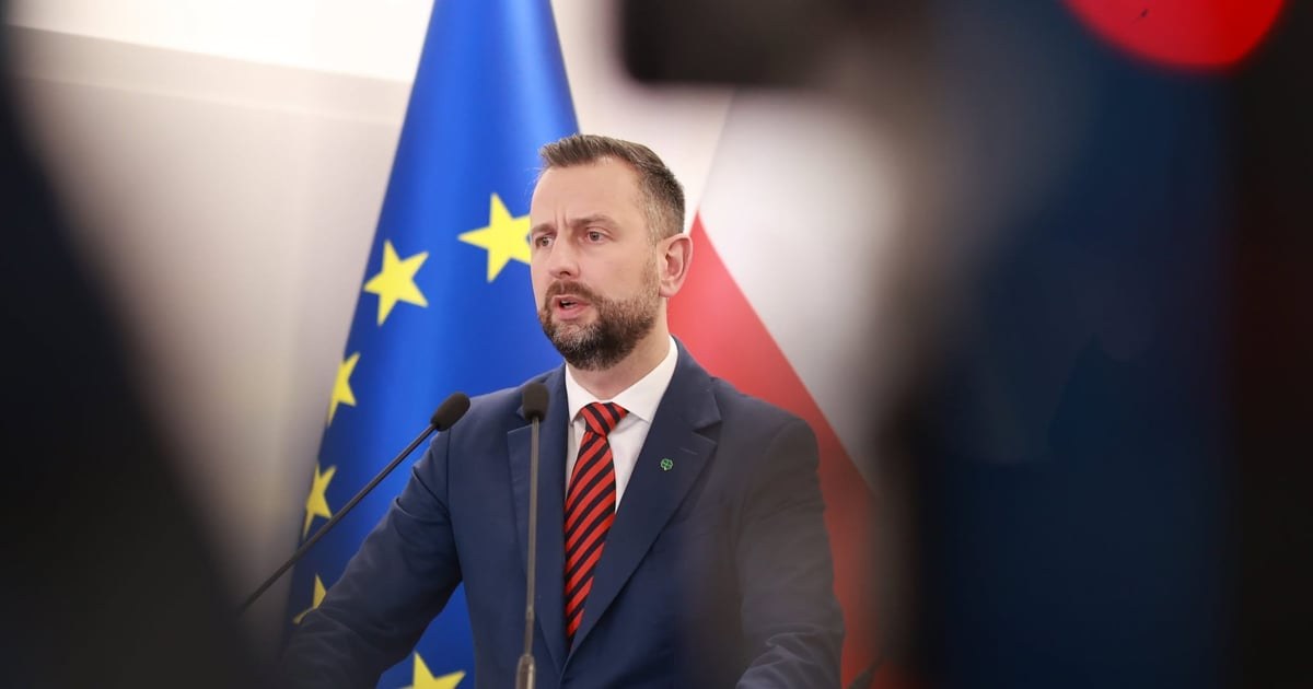 Міністр оборони Польщі Владислав Косіняк-Камиш на колінах перед хрестом у місті Олика на Волині під час урочистостей з нагоди
