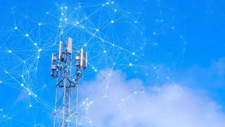 Смартфон із позначкою 5G на тлі центральної частини Києва як зони покриття пілотної мережі.