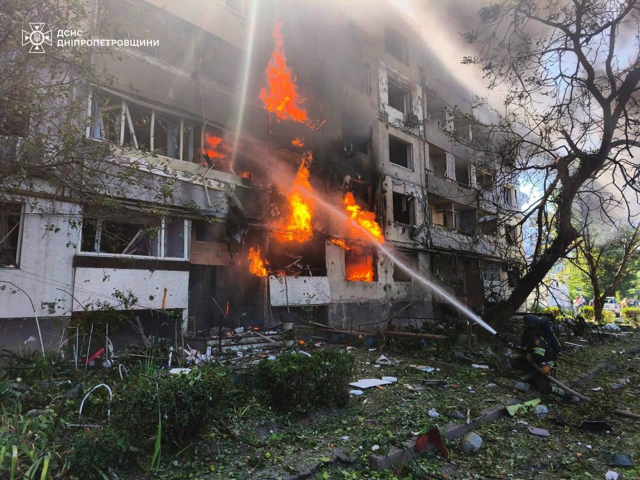 Багатоповерховий будинок у Павлограді після атаки КАБами 20 липня 2026 року (фото Дніпропетровської ОВА / Управління ДСНС у