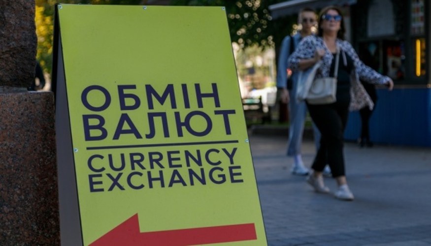 Банкноти долара США та євро поряд з українською гривнею