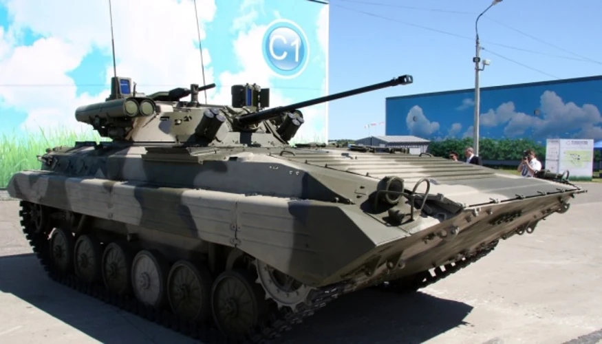 Колона бронетехніки на вулицях Бамако та російське вантажне судно «Михайло Бритнєв»