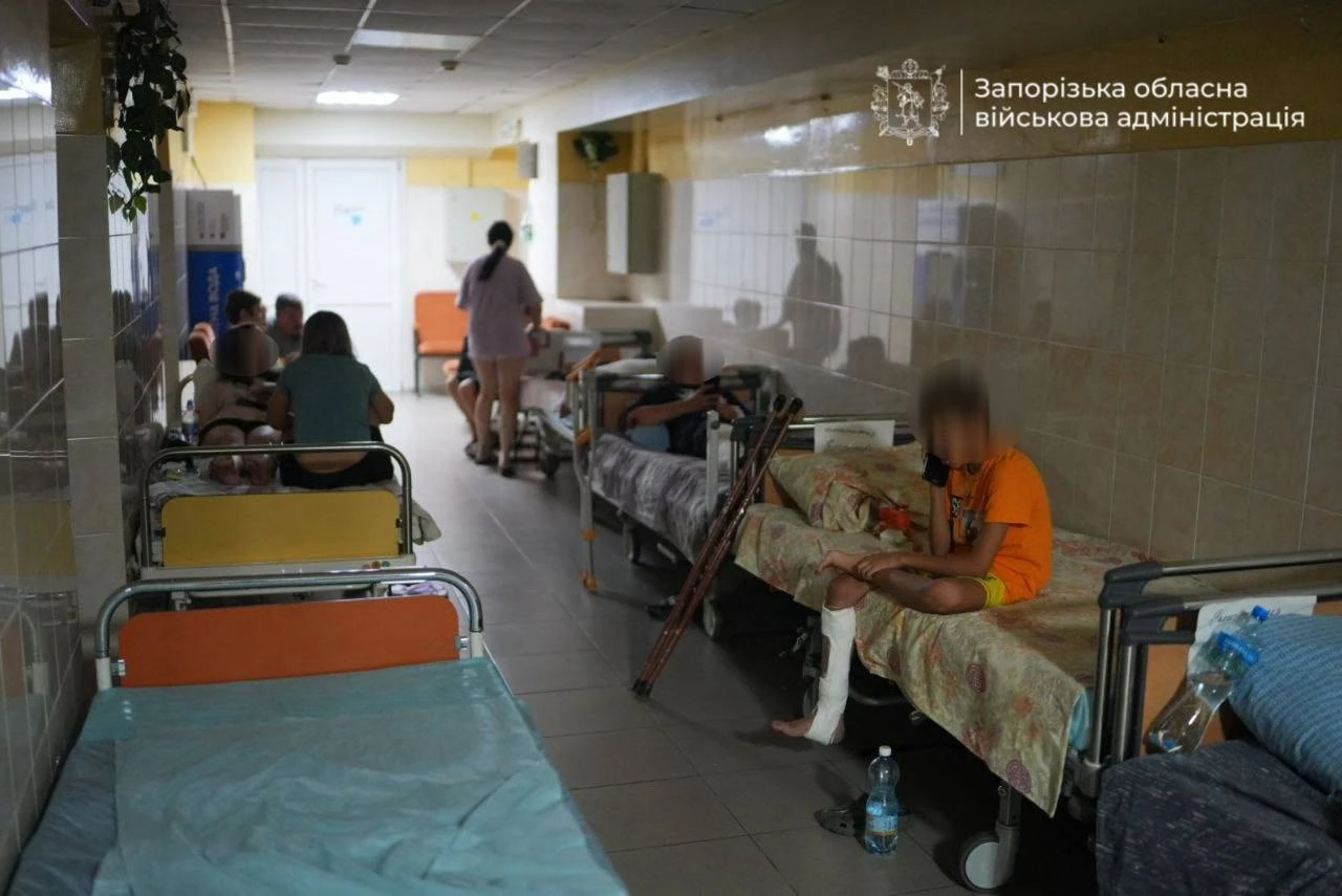 Наслідки обстрілу Запоріжжя 4 серпня: пошкоджені фасад і вікна дитячої обласної клінічної лікарні