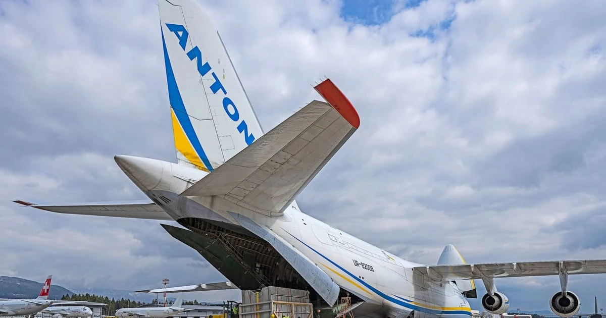 Транспортний літак Ан-124 в аеропорту Лейпциг/Галле