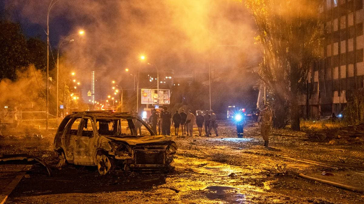Прапор Польщі на тлі нічного силуету Києва після ракетного удару 1 серпня 2026 року