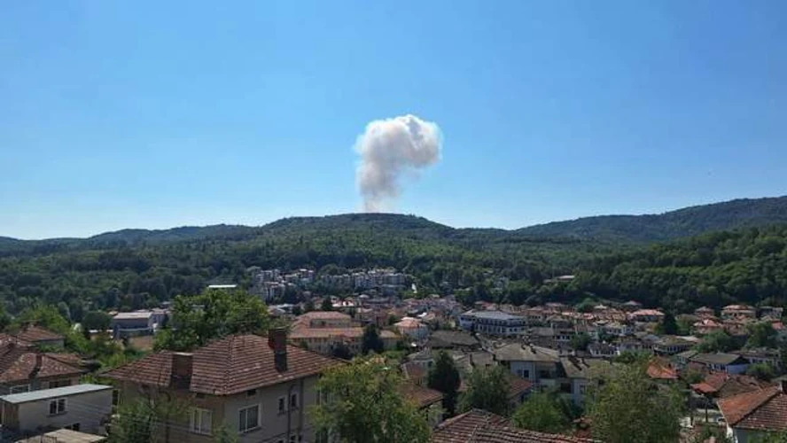 Великі клуби диму над територією військового заводу в селі Беліца поблизу Трявни
