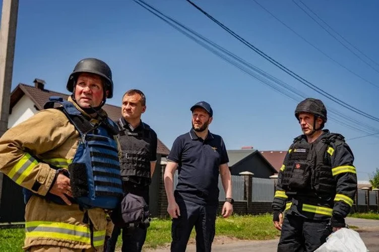 Пошкоджені багатоквартирні будинки біля полігону у Хмельницькому, робота рятувальників і піротехніків після детонації