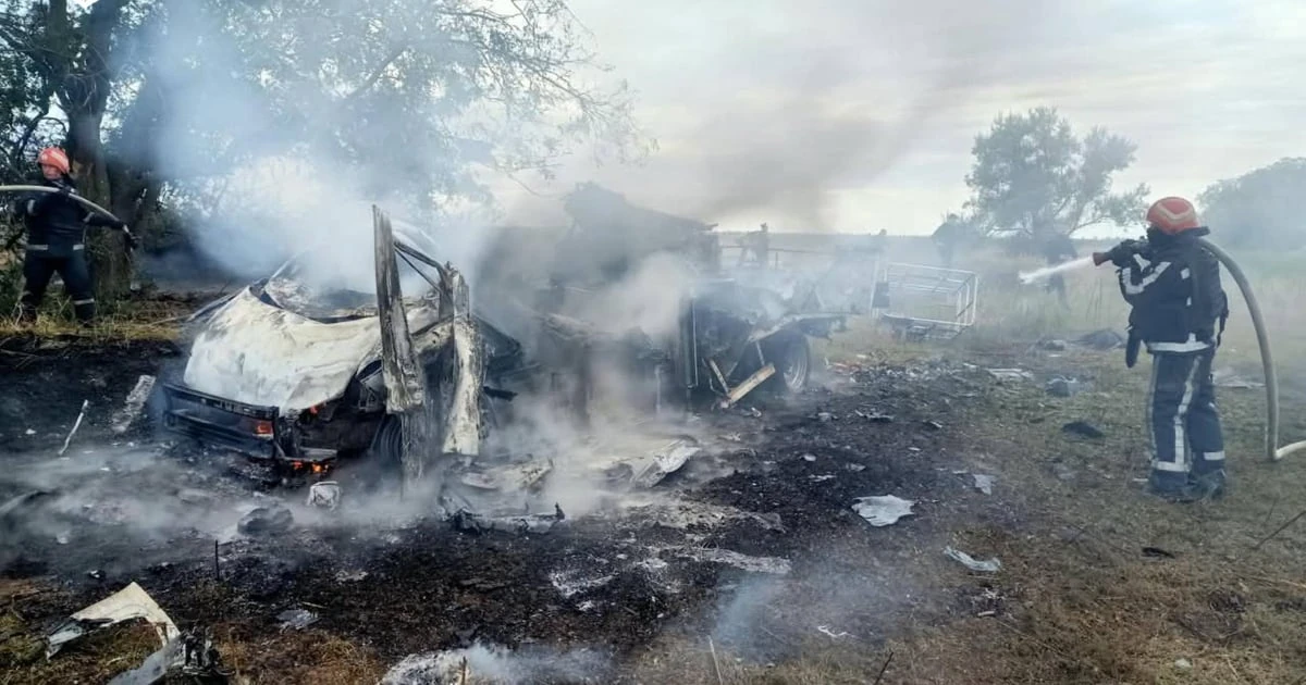Службовий автомобіль працівників ДТЕК після удару російського безпілотника на Одещині