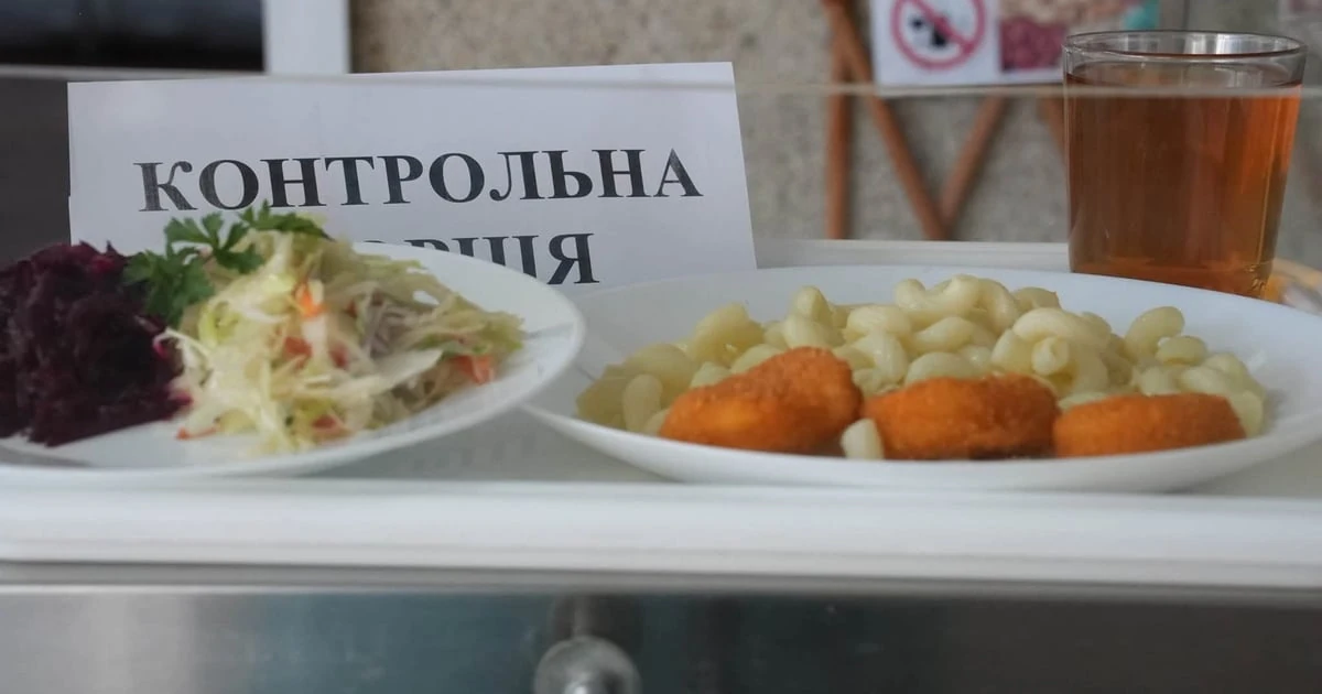 Шкільна тарілка з обідом на фоні перевірки Держпродспоживслужби