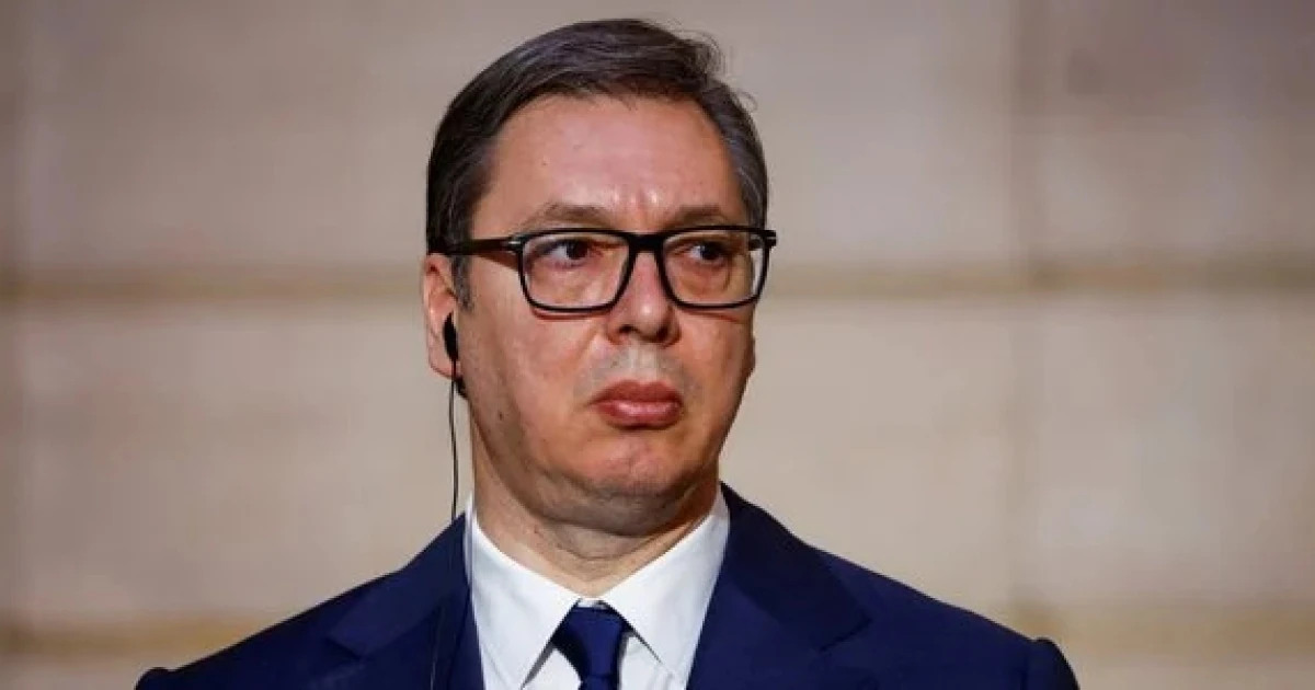 Александар Вучич підписує заяву про відставку в Адміністрації президента Сербії