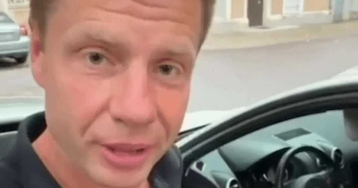 Олексій Гончаренко біля автомобіля, у якому знайшов «прослушку»