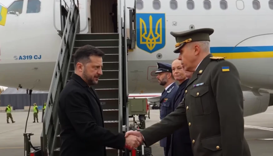 Літак президента України Володимира Зеленського приземляється в Осло; скріншот із трансляції NRK