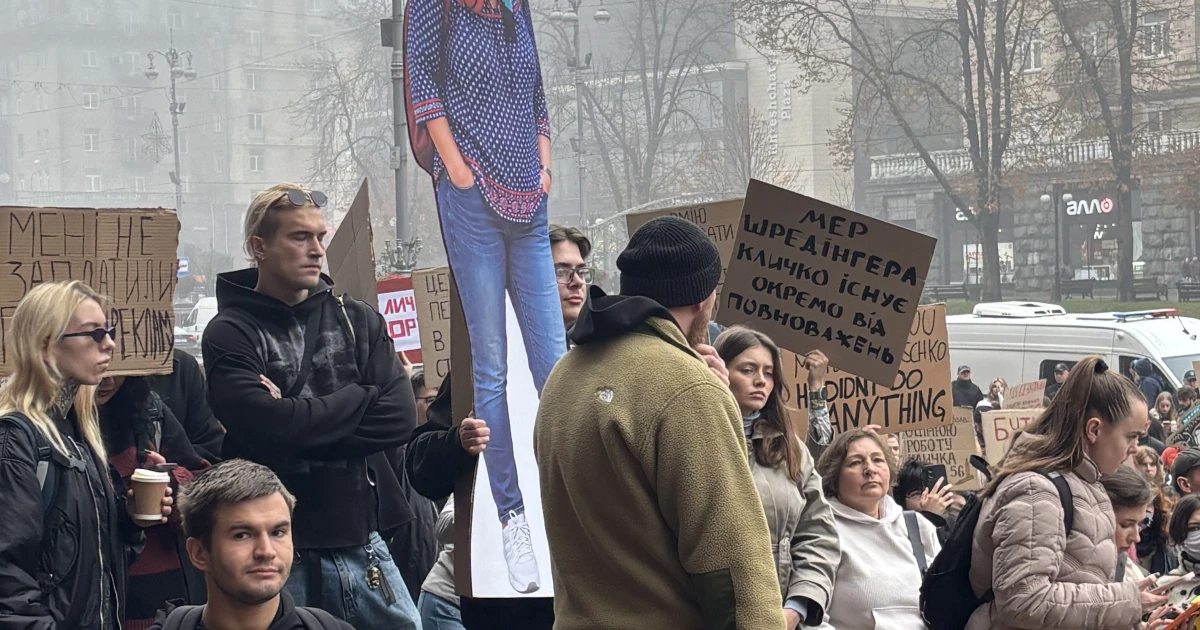 Мітинг біля будівлі КМДА з плакатами проти Кличка 17 жовтня 2026 року